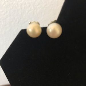 2 Sets of Women’s earrings